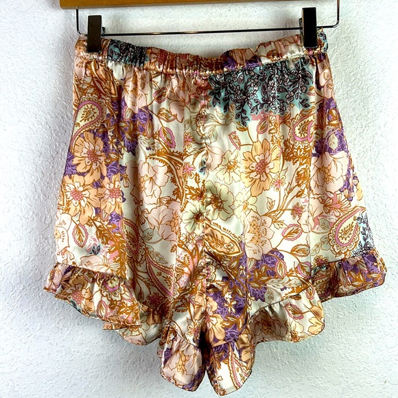 Beach Riot Aurora Shorts in Harvest Gold Paisley. Size small - Picture 7 of 9
